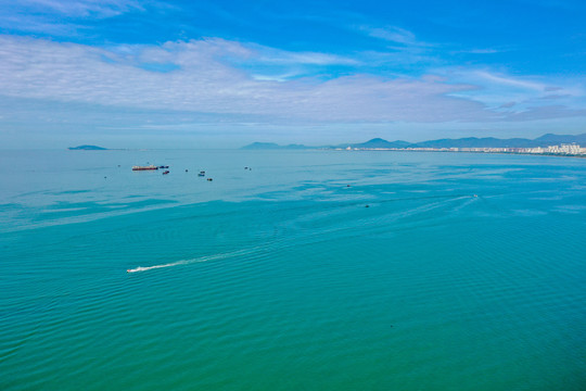 航拍三亚湾海水浴场湛蓝海面