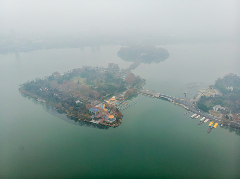 航拍雾霭中南京玄武湖公园