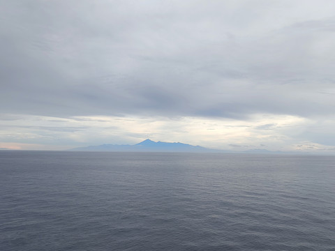 海平面岛屿云层阴郁