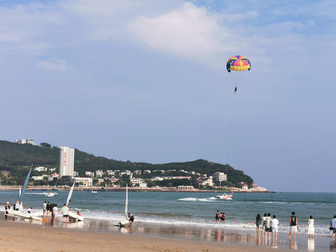 海滩大海跳伞