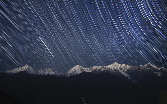 云南迪庆梅里雪山星夜