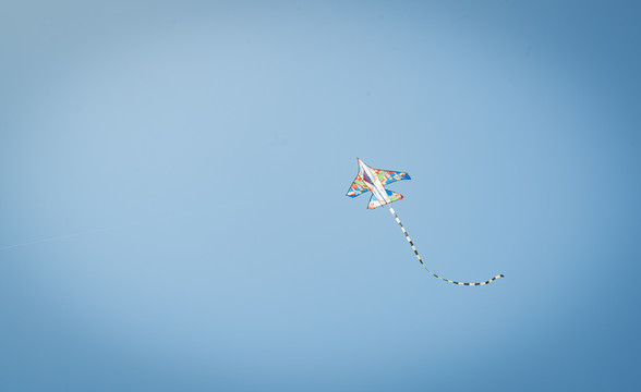 在天空中飞翔的风筝特写照片