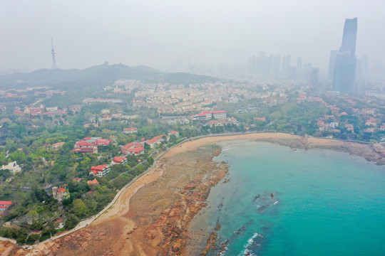 航拍山东青岛第二海水浴场