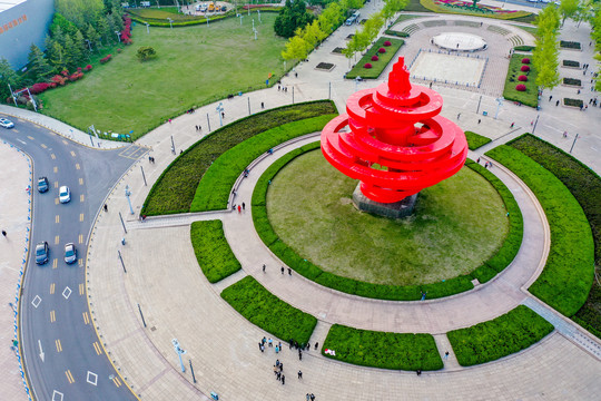 航拍青岛五四广场五月的风雕塑