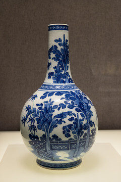 青花竹石芭蕉纹瓷瓶