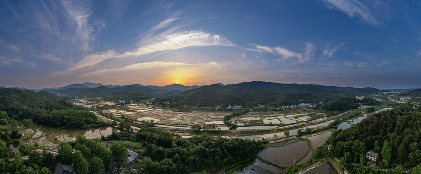 宽幅山乡春耕春种稻田全景