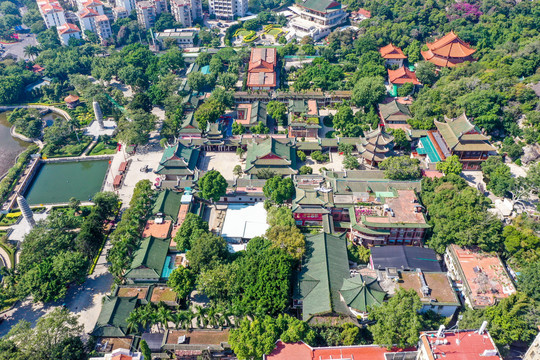 航拍厦门五老峰下的南普陀寺