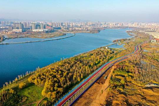 航拍云南昆明滇池草海健步道