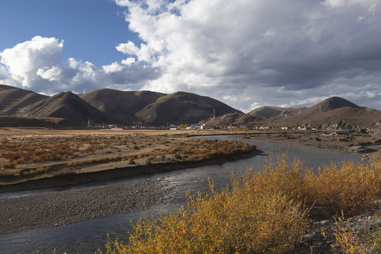 蓝天白云山脉藏族民居河流