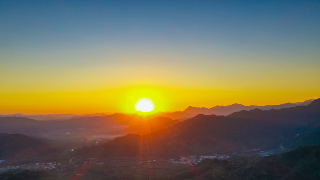 群山山峦山峰意境日出日落