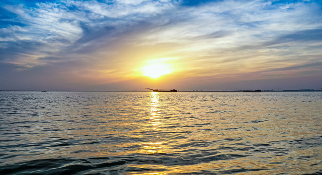 内陆湖泊日落夕阳照片