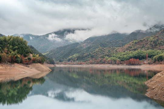 山里湖泊