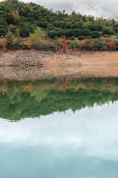 山里湖泊