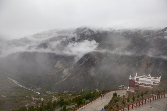 高山沟壑云雾缭绕甲居藏寨