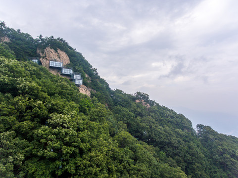 航拍栾川老君山悬崖民宿客房