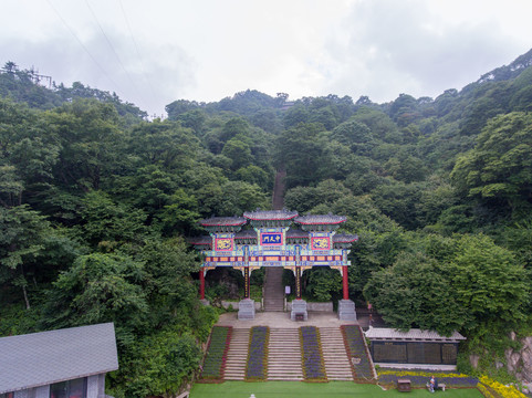 航拍洛阳栾川老君山中天门牌坊