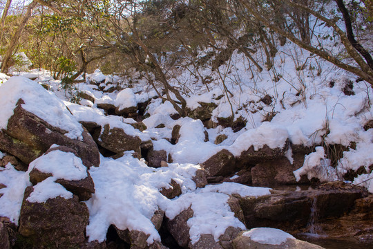 山间清泉雪景冬季