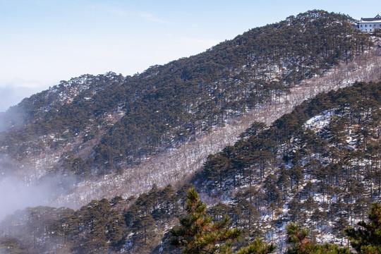 远山山峰雪景