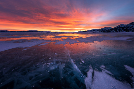 新疆赛里木湖的蓝冰夕阳冰裂