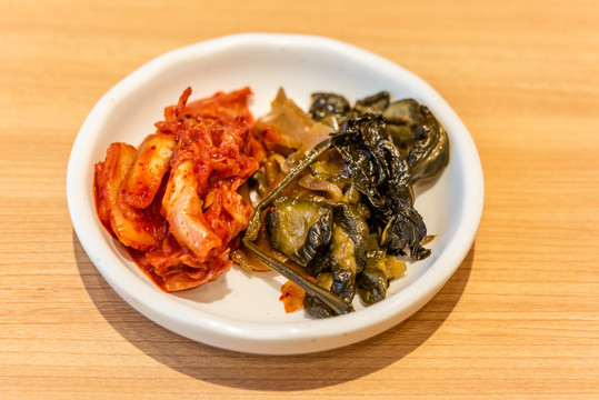 朝鲜族辣白菜和腌黄瓜