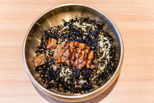 一碗韩国牛肉紫菜拌饭