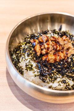 一碗韩国牛肉紫菜拌饭