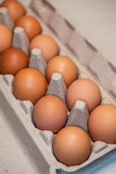 室内棚拍一盒生鸡蛋