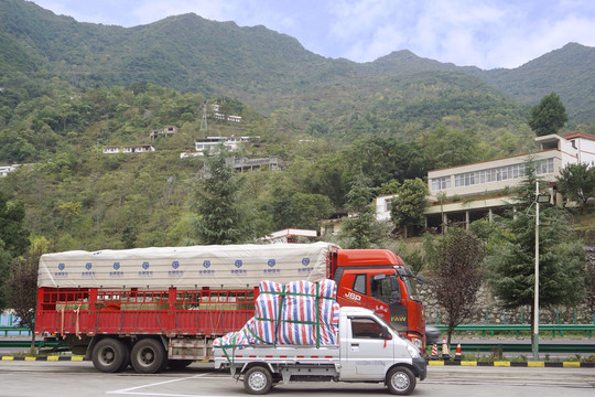 陇南兰海高速洛塘服务区汽车