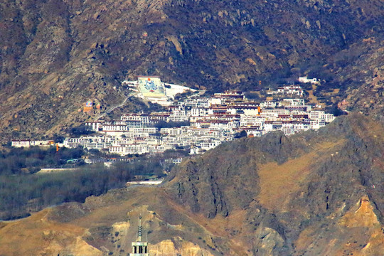 拉萨南山公园远眺哲蚌寺