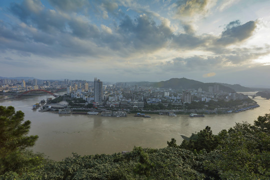 宜宾三江汇流城市风光