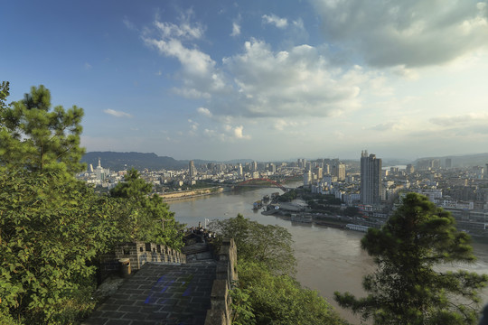 宜宾蓝天白云三江汇流城市风光