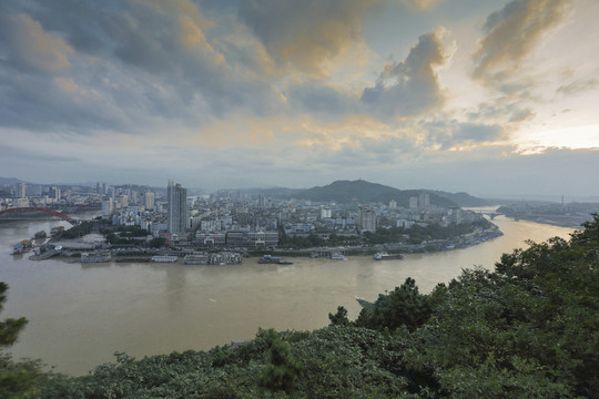 宜宾蓝晚霞三江汇流城市风光