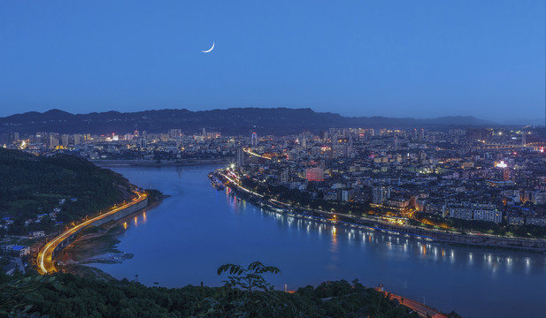 蓝天月亮城市夜景