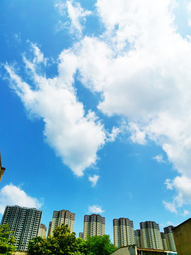 蓝天白云建筑