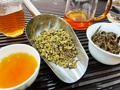 滇红金丝螺茶水特写