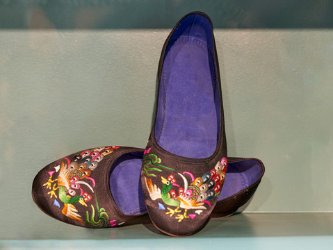 古典绣花鞋