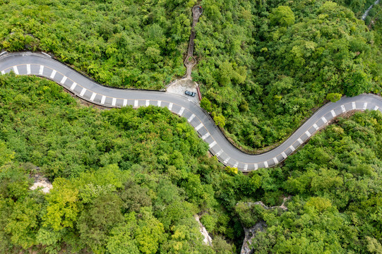 航拍湖南湘西的山间公路