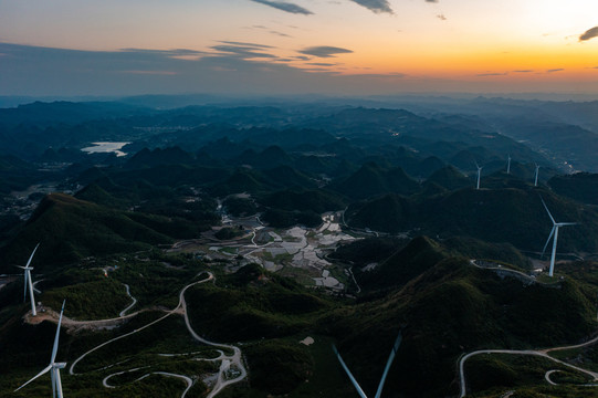 航拍湘西羊峰山风力发电机组