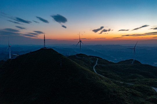 航拍湘西羊峰山风力发电机组