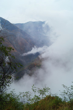 云雾缭绕大山