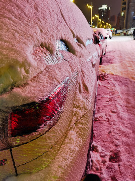 冻雨过后汽车表面覆盖一层冰膜