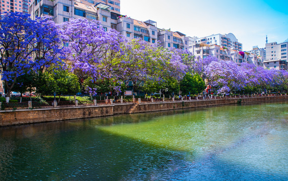 城市两岸