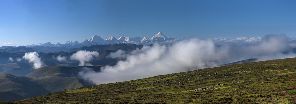 宽幅贡嘎雪山全景图