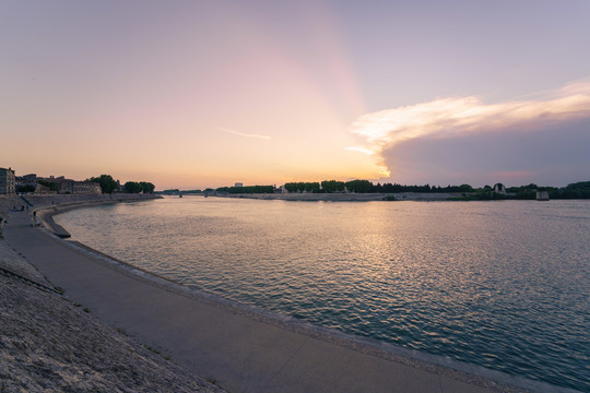 法国阿尔勒罗纳河黄昏风景