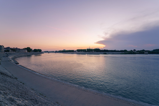 法国阿尔勒罗纳河黄昏风景