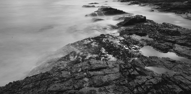 海岸礁石黑白摄影