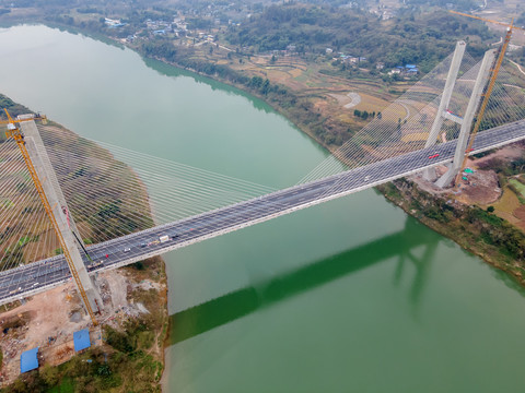 在建高速公路跨江大桥