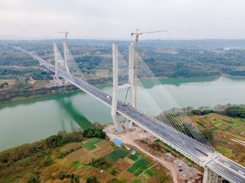 在建高速公路跨江大桥