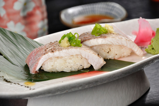 火灸章红鱼腩寿司