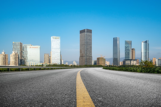 公路弯道和建筑群背景